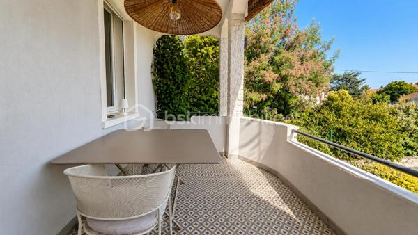 Exclusivité à Montélimar – Maison de caractère rénovée avec piscine, garage et espace indépendant

À quelques minutes à pied des commerces, écoles et services, au fond d'une impasse discrète et particulièrement calme, découvrez cette élégante maison des années 30 entièrement rénovée, alliant avec harmonie le charme de l'ancien et le confort actuel.

Implantée sur un terrain clos et arboré de 819 m², cette propriété développe environ 145 m² habitables et offre une organisation idéale pour une famille, une activité professionnelle à domicile ou un projet nécessitant des espaces distincts.

Dès l'entrée, vous découvrirez un vaste hall distribuant :
• Trois chambres confortables
• Une superbe salle d'eau contemporaine avec douche à l'italienne + WC
• Un espace buanderie

À l'étage, l'espace de vie principal profite d'une belle luminosité et d'une atmosphère chaleureuse :
• Séjour avec cheminée insert
• Cuisine équipée indépendante
• Terrasse couverte idéale pour les repas en extérieur
• Une quatrième chambre
• Salle de bains aménagée
• WC indépendant

À l'extérieur, le jardin paysager a été conçu pour profiter pleinement des beaux jours dans un environnement préservé des regards.
Vous apprécierez :

• Piscine 8 m x 3,50 m
• Terrasses et espaces détente
• Terrain clos et arboré de 819 m²
• Garage d'environ 55 m²
• Stationnements privatifs

Les prestations sont au rendez-vous :
-Climatisation réversible
- Panneaux photovoltaïques avec autoconsommation et revente du surplus
-Adoucisseur d'eau
-Portail motorisé
-Double accès permettant une utilisation indépendante d'une partie de la maison

Cette configuration séduira particulièrement :
-une profession libérale, 
-un entrepreneur souhaitant travailler depuis son domicile, 
-une famille avec adolescents recherchant davantage d'autonomie, 
-ou toute personne appréciant le caractère des maisons anciennes rénovées avec goût. 

Une propriété rare sur le secteur, offrant un équilibre recherché entre vie de famille, confort moderne et proximité du centre-ville.

Prix : 445 000 € HAI
Informations et visites L'Immo By Céline PASCAL 06.63.10.02.35