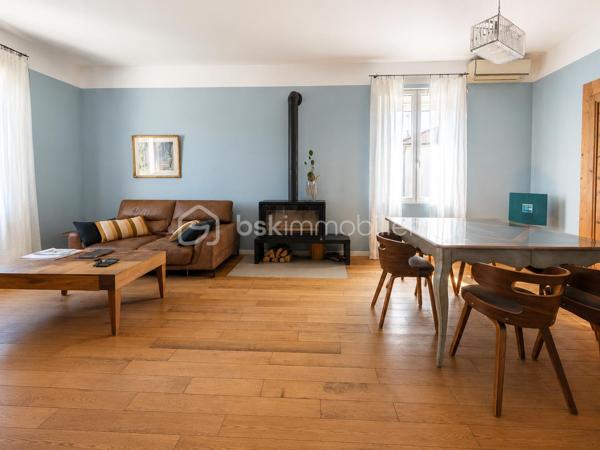 Exclusivité à Montélimar – Maison de caractère rénovée avec piscine, garage et espace indépendant

À quelques minutes à pied des commerces, écoles et services, au fond d'une impasse discrète et particulièrement calme, découvrez cette élégante maison des années 30 entièrement rénovée, alliant avec harmonie le charme de l'ancien et le confort actuel.

Implantée sur un terrain clos et arboré de 819 m², cette propriété développe environ 145 m² habitables et offre une organisation idéale pour une famille, une activité professionnelle à domicile ou un projet nécessitant des espaces distincts.

Dès l'entrée, vous découvrirez un vaste hall distribuant :
• Trois chambres confortables
• Une superbe salle d'eau contemporaine avec douche à l'italienne + WC
• Un espace buanderie

À l'étage, l'espace de vie principal profite d'une belle luminosité et d'une atmosphère chaleureuse :
• Séjour avec cheminée insert
• Cuisine équipée indépendante
• Terrasse couverte idéale pour les repas en extérieur
• Une quatrième chambre
• Salle de bains aménagée
• WC indépendant

À l'extérieur, le jardin paysager a été conçu pour profiter pleinement des beaux jours dans un environnement préservé des regards.
Vous apprécierez :

• Piscine 8 m x 3,50 m
• Terrasses et espaces détente
• Terrain clos et arboré de 819 m²
• Garage d'environ 55 m²
• Stationnements privatifs

Les prestations sont au rendez-vous :
-Climatisation réversible
- Panneaux photovoltaïques avec autoconsommation et revente du surplus
-Adoucisseur d'eau
-Portail motorisé
-Double accès permettant une utilisation indépendante d'une partie de la maison

Cette configuration séduira particulièrement :
-une profession libérale, 
-un entrepreneur souhaitant travailler depuis son domicile, 
-une famille avec adolescents recherchant davantage d'autonomie, 
-ou toute personne appréciant le caractère des maisons anciennes rénovées avec goût. 

Une propriété rare sur le secteur, offrant un équilibre recherché entre vie de famille, confort moderne et proximité du centre-ville.

Prix : 445 000 € HAI
Informations et visites L'Immo By Céline PASCAL 06.63.10.02.35