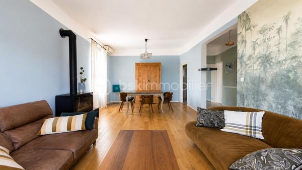 Exclusivité à Montélimar – Maison de caractère rénovée avec piscine, garage et espace indépendant

À quelques minutes à pied des commerces, écoles et services, au fond d'une impasse discrète et particulièrement calme, découvrez cette élégante maison des années 30 entièrement rénovée, alliant avec harmonie le charme de l'ancien et le confort actuel.

Implantée sur un terrain clos et arboré de 819 m², cette propriété développe environ 145 m² habitables et offre une organisation idéale pour une famille, une activité professionnelle à domicile ou un projet nécessitant des espaces distincts.

Dès l'entrée, vous découvrirez un vaste hall distribuant :
• Trois chambres confortables
• Une superbe salle d'eau contemporaine avec douche à l'italienne + WC
• Un espace buanderie

À l'étage, l'espace de vie principal profite d'une belle luminosité et d'une atmosphère chaleureuse :
• Séjour avec cheminée insert
• Cuisine équipée indépendante
• Terrasse couverte idéale pour les repas en extérieur
• Une quatrième chambre
• Salle de bains aménagée
• WC indépendant

À l'extérieur, le jardin paysager a été conçu pour profiter pleinement des beaux jours dans un environnement préservé des regards.
Vous apprécierez :

• Piscine 8 m x 3,50 m
• Terrasses et espaces détente
• Terrain clos et arboré de 819 m²
• Garage d'environ 55 m²
• Stationnements privatifs

Les prestations sont au rendez-vous :
-Climatisation réversible
- Panneaux photovoltaïques avec autoconsommation et revente du surplus
-Adoucisseur d'eau
-Portail motorisé
-Double accès permettant une utilisation indépendante d'une partie de la maison

Cette configuration séduira particulièrement :
-une profession libérale, 
-un entrepreneur souhaitant travailler depuis son domicile, 
-une famille avec adolescents recherchant davantage d'autonomie, 
-ou toute personne appréciant le caractère des maisons anciennes rénovées avec goût. 

Une propriété rare sur le secteur, offrant un équilibre recherché entre vie de famille, confort moderne et proximité du centre-ville.

Prix : 445 000 € HAI
Informations et visites L'Immo By Céline PASCAL 06.63.10.02.35