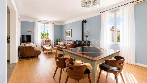 Exclusivité à Montélimar – Maison de caractère rénovée avec piscine, garage et espace indépendant

À quelques minutes à pied des commerces, écoles et services, au fond d'une impasse discrète et particulièrement calme, découvrez cette élégante maison des années 30 entièrement rénovée, alliant avec harmonie le charme de l'ancien et le confort actuel.

Implantée sur un terrain clos et arboré de 819 m², cette propriété développe environ 145 m² habitables et offre une organisation idéale pour une famille, une activité professionnelle à domicile ou un projet nécessitant des espaces distincts.

Dès l'entrée, vous découvrirez un vaste hall distribuant :
• Trois chambres confortables
• Une superbe salle d'eau contemporaine avec douche à l'italienne + WC
• Un espace buanderie

À l'étage, l'espace de vie principal profite d'une belle luminosité et d'une atmosphère chaleureuse :
• Séjour avec cheminée insert
• Cuisine équipée indépendante
• Terrasse couverte idéale pour les repas en extérieur
• Une quatrième chambre
• Salle de bains aménagée
• WC indépendant

À l'extérieur, le jardin paysager a été conçu pour profiter pleinement des beaux jours dans un environnement préservé des regards.
Vous apprécierez :

• Piscine 8 m x 3,50 m
• Terrasses et espaces détente
• Terrain clos et arboré de 819 m²
• Garage d'environ 55 m²
• Stationnements privatifs

Les prestations sont au rendez-vous :
-Climatisation réversible
- Panneaux photovoltaïques avec autoconsommation et revente du surplus
-Adoucisseur d'eau
-Portail motorisé
-Double accès permettant une utilisation indépendante d'une partie de la maison

Cette configuration séduira particulièrement :
-une profession libérale, 
-un entrepreneur souhaitant travailler depuis son domicile, 
-une famille avec adolescents recherchant davantage d'autonomie, 
-ou toute personne appréciant le caractère des maisons anciennes rénovées avec goût. 

Une propriété rare sur le secteur, offrant un équilibre recherché entre vie de famille, confort moderne et proximité du centre-ville.

Prix : 445 000 € HAI
Informations et visites L'Immo By Céline PASCAL 06.63.10.02.35