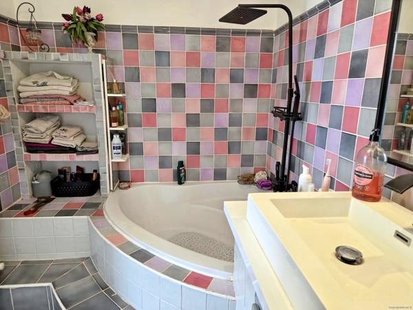 Propriété avec piscine et espace boisé