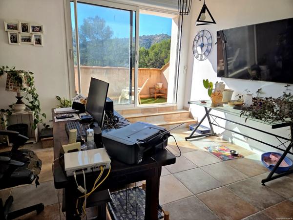 Propriété avec piscine et espace boisé