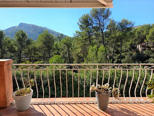 Propriété avec piscine et espace boisé