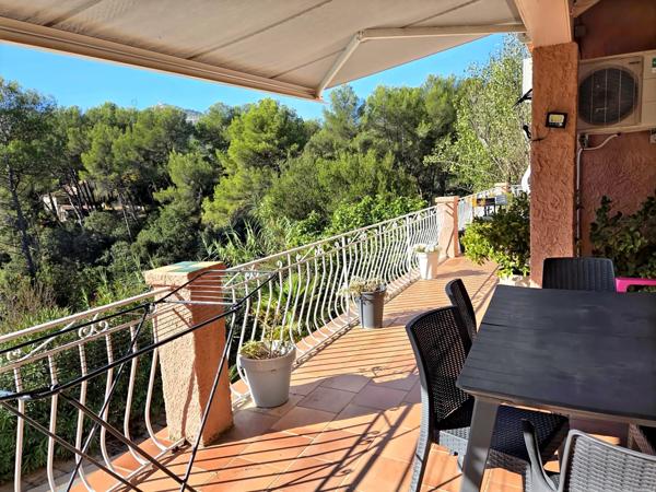 Propriété avec piscine et espace boisé