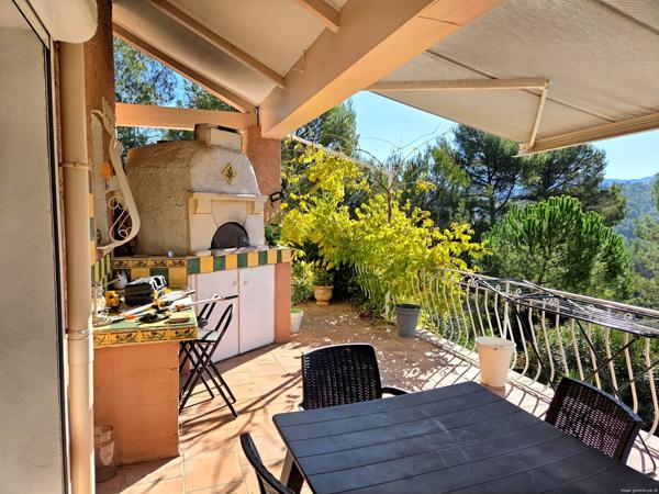 Propriété avec piscine et espace boisé