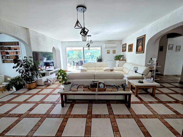 Propriété avec piscine et espace boisé