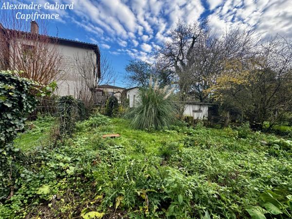 Maison en pierres - 3 chambres - Jardin 2 471 m² - Dépendance