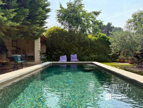 Elégante bâtisse avec 2 appartements de plain pied, jardin paysagé et piscine chauffée