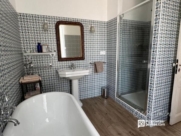 Elégante bâtisse avec 2 appartements de plain pied, jardin paysagé et piscine chauffée