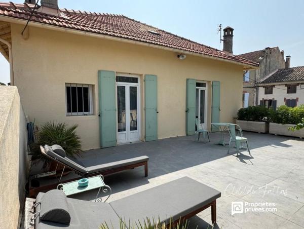 Elégante bâtisse avec 2 appartements de plain pied, jardin paysagé et piscine chauffée