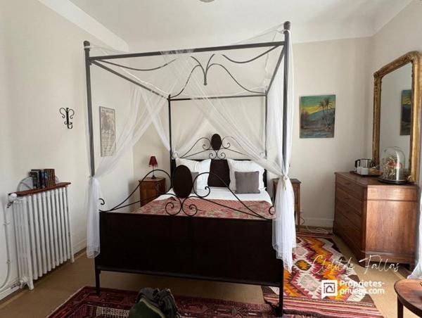 Elégante bâtisse avec 2 appartements de plain pied, jardin paysagé et piscine chauffée