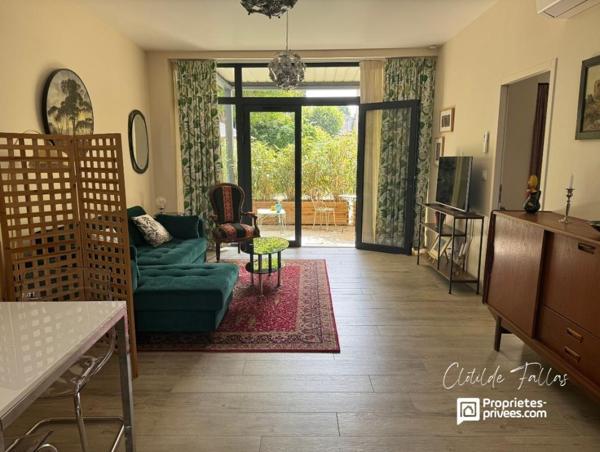 Elégante bâtisse avec 2 appartements de plain pied, jardin paysagé et piscine chauffée