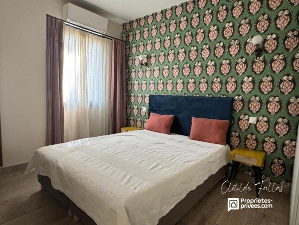 Elégante bâtisse avec 2 appartements de plain pied, jardin paysagé et piscine chauffée