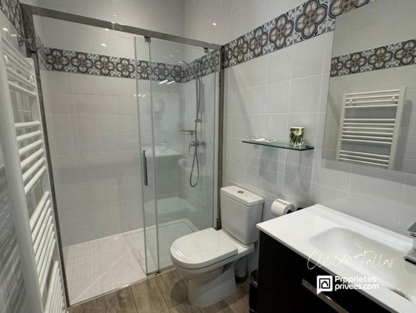 Elégante bâtisse avec 2 appartements de plain pied, jardin paysagé et piscine chauffée