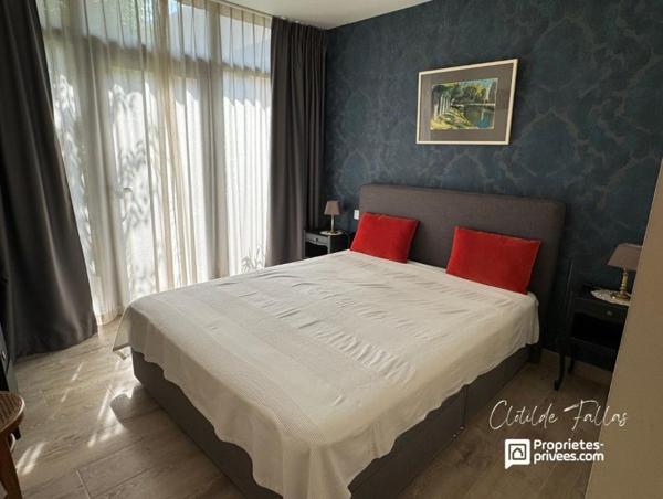 Elégante bâtisse avec 2 appartements de plain pied, jardin paysagé et piscine chauffée