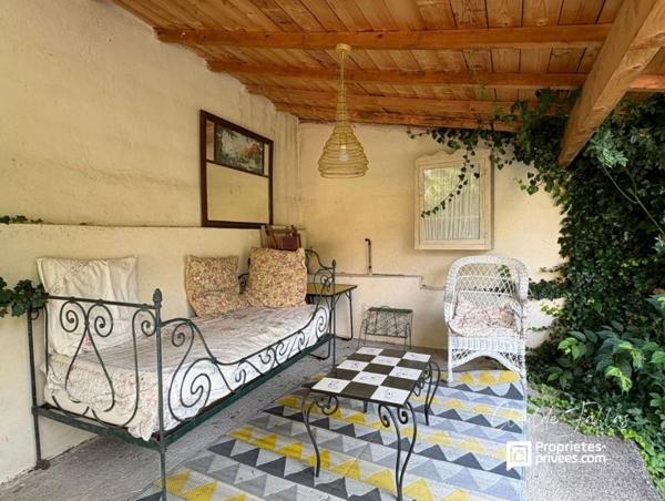 Elégante bâtisse avec 2 appartements de plain pied, jardin paysagé et piscine chauffée