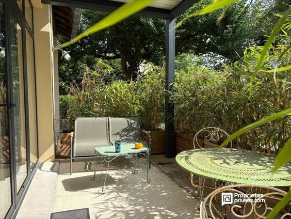 Elégante bâtisse avec 2 appartements de plain pied, jardin paysagé et piscine chauffée