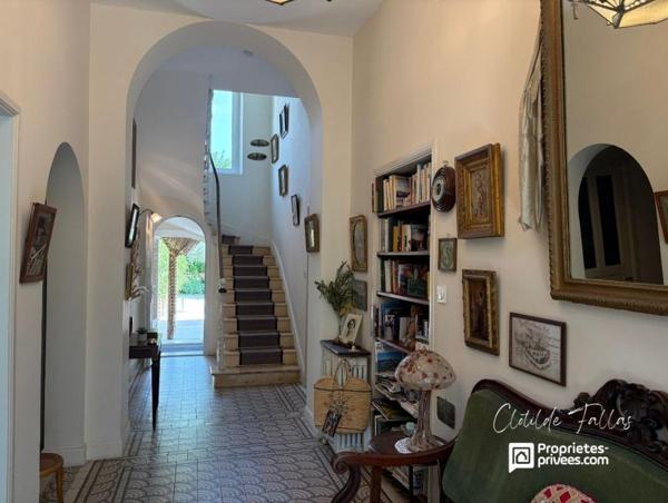 Elégante bâtisse avec 2 appartements de plain pied, jardin paysagé et piscine chauffée