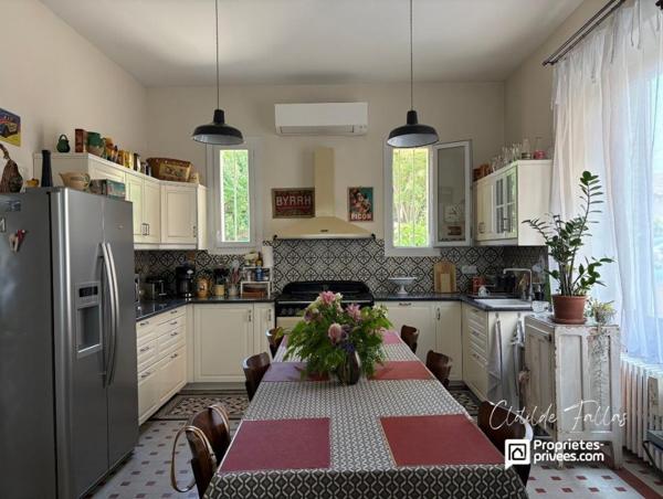 Elégante bâtisse avec 2 appartements de plain pied, jardin paysagé et piscine chauffée