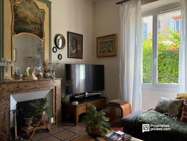 Elégante bâtisse avec 2 appartements de plain pied, jardin paysagé et piscine chauffée