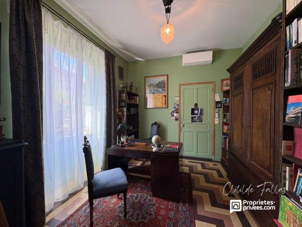 Elégante bâtisse avec 2 appartements de plain pied, jardin paysagé et piscine chauffée