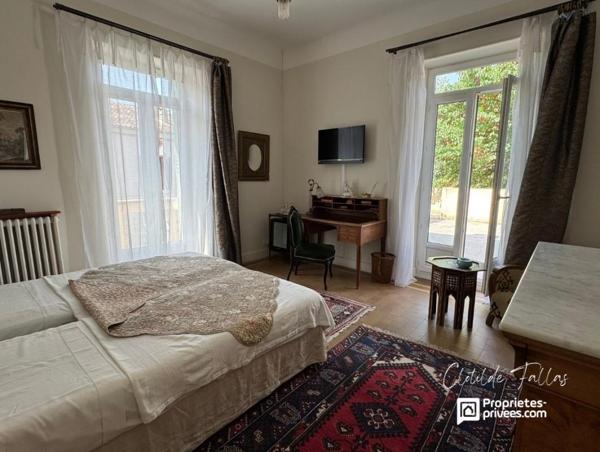 Elégante bâtisse avec 2 appartements de plain pied, jardin paysagé et piscine chauffée