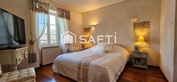 Maison en pierre rénovée, Dépendances, Parc arboré