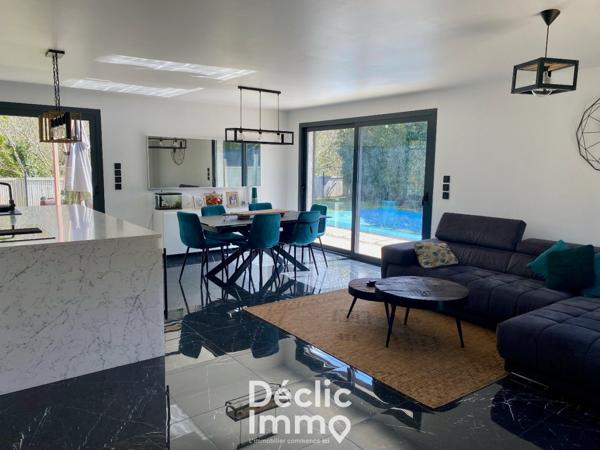 Vente maison contemporaine Sadirac, 105m² 6 pièces 354 000€ avec piscine
