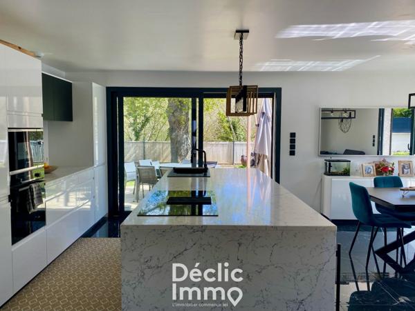 Vente maison contemporaine Sadirac, 105m² 6 pièces 354 000€ avec piscine