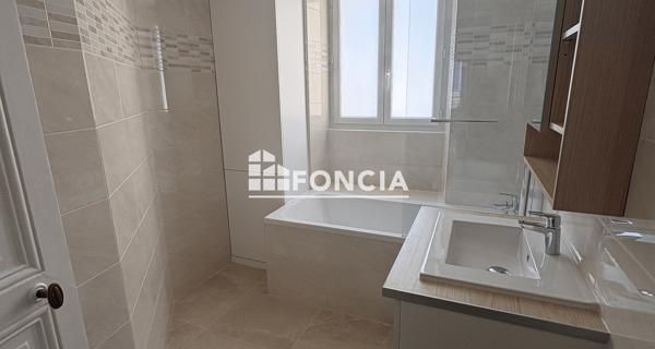 Location Appartement 3 pièces 70.39 m² - Paris 75016