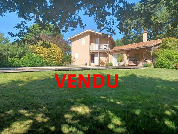 VILLA AVEC PARC ET PISCINE