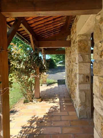 VILLA AVEC PARC ET PISCINE