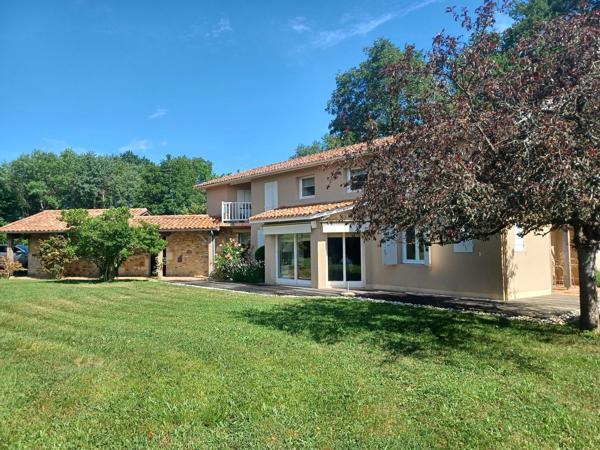 VILLA AVEC PARC ET PISCINE