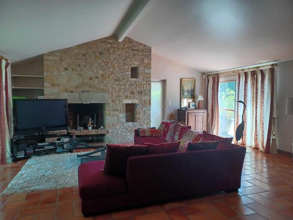 VILLA AVEC PARC ET PISCINE