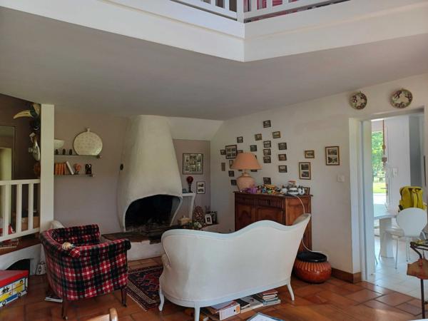 VILLA AVEC PARC ET PISCINE
