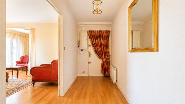 Vue panoramique sur la Charente – T4 de 83 m² avec balcon, loggia et parkings – 8ᵉ étage – Résidence Le Moulin Offrez-vous un cadre de vie privilégié avec cet appartement T4 de 83 m², situé au 8ᵉ étage de la résidence Le Moulin de la Vimière, une copropriété entretenue et sécurisée. Son principal atout ? Une vue panoramique exceptionnelle sur la Charente, véritable privilège rare sur le marché angoumoisin, associée à une luminosité remarquable grâce à son étage élevé et à l'absence totale de vis-à-vis. Détails des diagnostics énergétiques