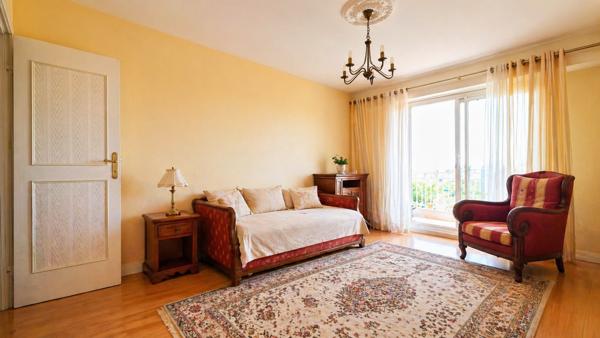 Vue panoramique sur la Charente – T4 de 83 m² avec balcon, loggia et parkings – 8ᵉ étage – Résidence Le Moulin Offrez-vous un cadre de vie privilégié avec cet appartement T4 de 83 m², situé au 8ᵉ étage de la résidence Le Moulin de la Vimière, une copropriété entretenue et sécurisée. Son principal atout ? Une vue panoramique exceptionnelle sur la Charente, véritable privilège rare sur le marché angoumoisin, associée à une luminosité remarquable grâce à son étage élevé et à l'absence totale de vis-à-vis. Détails des diagnostics énergétiques
