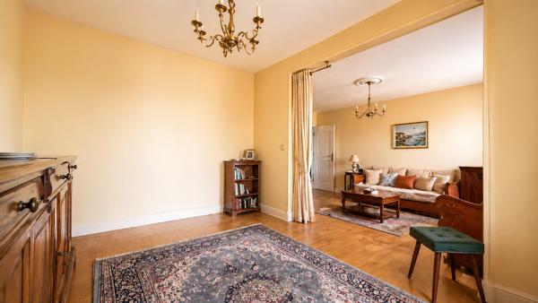 Vue panoramique sur la Charente – T4 de 83 m² avec balcon, loggia et parkings – 8ᵉ étage – Résidence Le Moulin Offrez-vous un cadre de vie privilégié avec cet appartement T4 de 83 m², situé au 8ᵉ étage de la résidence Le Moulin de la Vimière, une copropriété entretenue et sécurisée. Son principal atout ? Une vue panoramique exceptionnelle sur la Charente, véritable privilège rare sur le marché angoumoisin, associée à une luminosité remarquable grâce à son étage élevé et à l'absence totale de vis-à-vis. Détails des diagnostics énergétiques