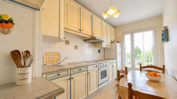 Vue panoramique sur la Charente – T4 de 83 m² avec balcon, loggia et parkings – 8ᵉ étage – Résidence Le Moulin Offrez-vous un cadre de vie privilégié avec cet appartement T4 de 83 m², situé au 8ᵉ étage de la résidence Le Moulin de la Vimière, une copropriété entretenue et sécurisée. Son principal atout ? Une vue panoramique exceptionnelle sur la Charente, véritable privilège rare sur le marché angoumoisin, associée à une luminosité remarquable grâce à son étage élevé et à l'absence totale de vis-à-vis. Détails des diagnostics énergétiques
