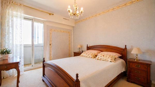 Vue panoramique sur la Charente – T4 de 83 m² avec balcon, loggia et parkings – 8ᵉ étage – Résidence Le Moulin Offrez-vous un cadre de vie privilégié avec cet appartement T4 de 83 m², situé au 8ᵉ étage de la résidence Le Moulin de la Vimière, une copropriété entretenue et sécurisée. Son principal atout ? Une vue panoramique exceptionnelle sur la Charente, véritable privilège rare sur le marché angoumoisin, associée à une luminosité remarquable grâce à son étage élevé et à l'absence totale de vis-à-vis. Détails des diagnostics énergétiques