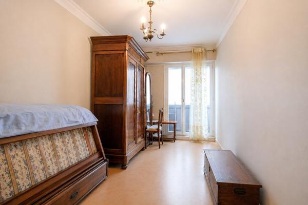 Vue panoramique sur la Charente – T4 de 83 m² avec balcon, loggia et parkings – 8ᵉ étage – Résidence Le Moulin Offrez-vous un cadre de vie privilégié avec cet appartement T4 de 83 m², situé au 8ᵉ étage de la résidence Le Moulin de la Vimière, une copropriété entretenue et sécurisée. Son principal atout ? Une vue panoramique exceptionnelle sur la Charente, véritable privilège rare sur le marché angoumoisin, associée à une luminosité remarquable grâce à son étage élevé et à l'absence totale de vis-à-vis. Détails des diagnostics énergétiques