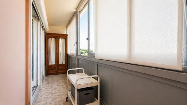 Vue panoramique sur la Charente – T4 de 83 m² avec balcon, loggia et parkings – 8ᵉ étage – Résidence Le Moulin Offrez-vous un cadre de vie privilégié avec cet appartement T4 de 83 m², situé au 8ᵉ étage de la résidence Le Moulin de la Vimière, une copropriété entretenue et sécurisée. Son principal atout ? Une vue panoramique exceptionnelle sur la Charente, véritable privilège rare sur le marché angoumoisin, associée à une luminosité remarquable grâce à son étage élevé et à l'absence totale de vis-à-vis. Détails des diagnostics énergétiques