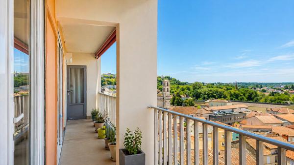 Vue panoramique sur la Charente – T4 de 83 m² avec balcon, loggia et parkings – 8ᵉ étage – Résidence Le Moulin Offrez-vous un cadre de vie privilégié avec cet appartement T4 de 83 m², situé au 8ᵉ étage de la résidence Le Moulin de la Vimière, une copropriété entretenue et sécurisée. Son principal atout ? Une vue panoramique exceptionnelle sur la Charente, véritable privilège rare sur le marché angoumoisin, associée à une luminosité remarquable grâce à son étage élevé et à l'absence totale de vis-à-vis. Détails des diagnostics énergétiques
