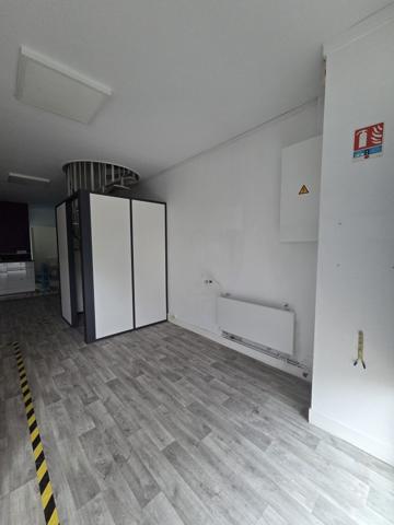 LOCAL COMMERCIAL - MONTGUYON