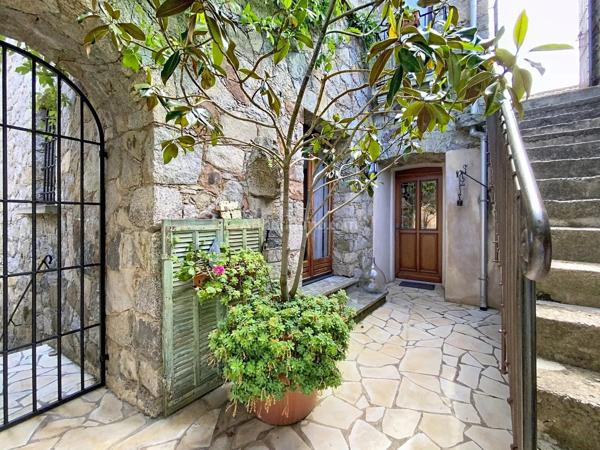 Vente                                                      Appartement
                        
                     5 pièces                      129 m2                     à Cateri