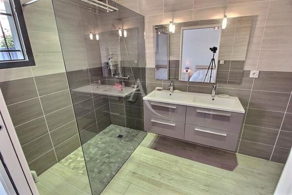 À VENDRE VILLA RECENTE DE 115 M² SUR TERRAIN 3 FACES PISCINABLE