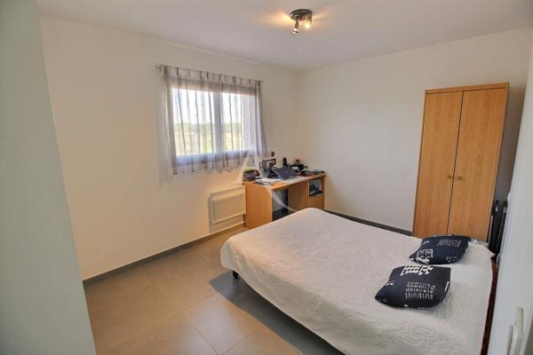 À VENDRE VILLA RECENTE DE 115 M² SUR TERRAIN 3 FACES PISCINABLE