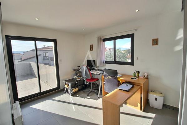 À VENDRE VILLA RECENTE DE 115 M² SUR TERRAIN 3 FACES PISCINABLE