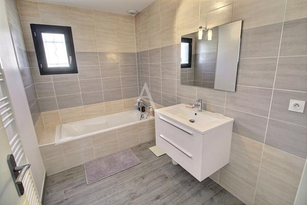 À VENDRE VILLA RECENTE DE 115 M² SUR TERRAIN 3 FACES PISCINABLE