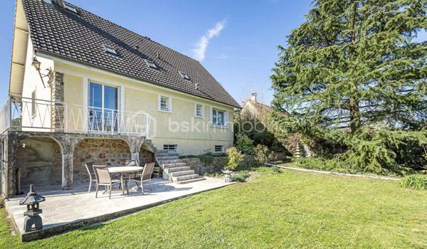 Au cœur du village de Courcouronnes, réputé pour son cadre verdoyant et préservé, à deux pas des grands axes autoroutiers et des transports en commun, se dévoile une propriété rare : une maison familiale de plus de 190 m² habitable (220m2 au sol), nichée au fond d'un chemin privatif, à l'abri des regards.
Franchir ses portes est déjà une invitation au voyage. L'entrée, sublimée par une pierre de Bavière noble et intemporelle, annonce d'emblée l'exigence des matériaux choisis pour cette demeure 

🏡 Une architecture pensée pour la vie de famille

Rez-de-jardin
Une première pièce de 23 m², modulable à l'envi — salle de cinéma, bibliothèque ou espace nuit indépendant. Ce niveau accueille également un vaste cellier, une buanderie et la chaufferie, pour un quotidien organisé avec élégance.

Premier étage — L'art de recevoir
Quelques marches suffisent pour rejoindre la pièce de vie, véritable cœur battant de la maison : un salon-salle à manger (accès terrasse) largement ouvert sur une cuisine aménagée (accès balcon filant permet d’accéder au jardin et à une deuxième terrasse), baigné d'une lumière traversante grâce à de généreuses baies vitrées. Une cheminée signe le caractère unique de cet espace. 
Ce niveau offre aussi deux chambres et une salle d'eau et WC

Deuxième étage — L'intimité préservée
Trois chambres supplémentaires, une salle de bains, un WC indépendant, ainsi qu'un espace mansardé propice à l'aménagement d'un atelier ou d'un bureau. Un escalier discret, accessible depuis la salle de bains, dessert des combles aménagées (grand velux, parquet en bois et lambris sur les murs _ un petit velux en haut des marches, électricité aux normes)— peut servir de salle de jeux, espaces de rangement — offrant une belle réserve de mètres carrés modulables selon vos envies.

Un parc de 3 020 m² pour les amoureux de nature
La parcelle se déploie en un véritable jardin nourricier : potager, poulailler, et une profusion d'arbres floraux et fruitiers composent un cadre bucolique rare à si peu de distance des commodités urbaines.

📍 Une localisation privilégiée
	
🛒 Commerces	3 min à pied
🎒 Écoles maternelle, élémentaire & collège	< 5 min à pied
🎓 Lycées (communes voisines)	Desservis par bus
🚆 Gare RER — Évry-Courcouronnes	5 min en voiture
✈️ Aéroport d'Orly	13 km
TRAM evry-massy	15min à pieds

💎 Le mot de l'agence
Rarement une maison n'aura su conjuguer avec autant de justesse caractère architectural, matériaux nobles et respiration végétale. Un bien à découvrir sans attendre pour les familles en quête d'authenticité, d'espace et de sérénité — à seulement quelques minutes des commodités essentielles.

Contactez-nous dès aujourd'hui pour organiser une visite privée.